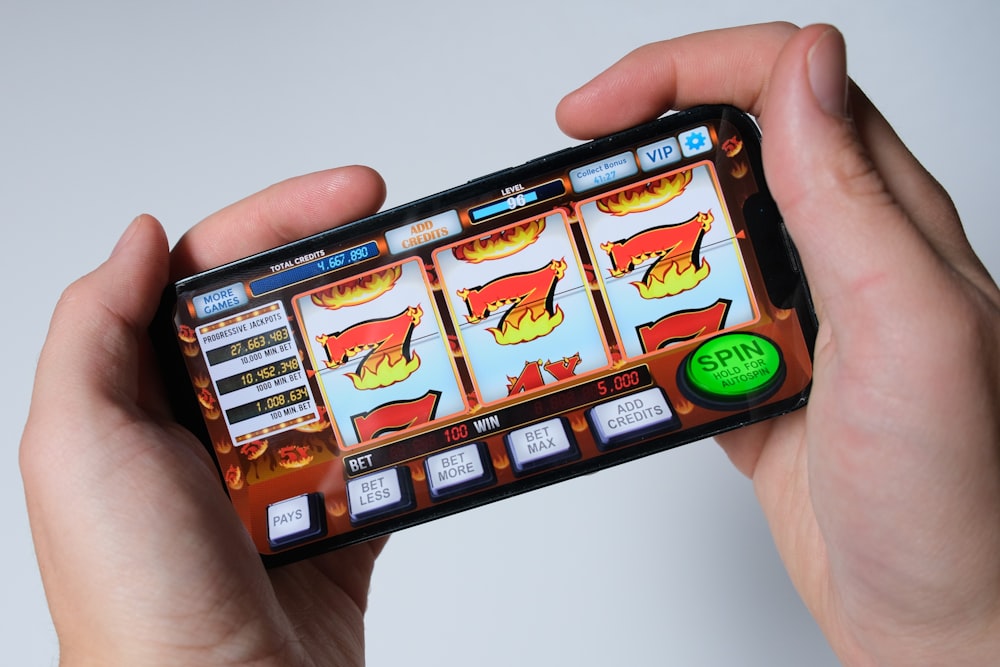 Suasana ruang arcade dengan beragam mesin permainan