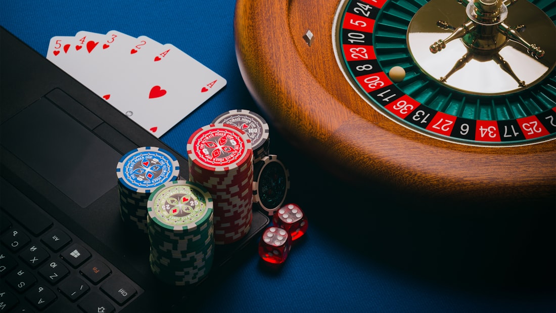 Meja roulette dan tumpukan chip kasino