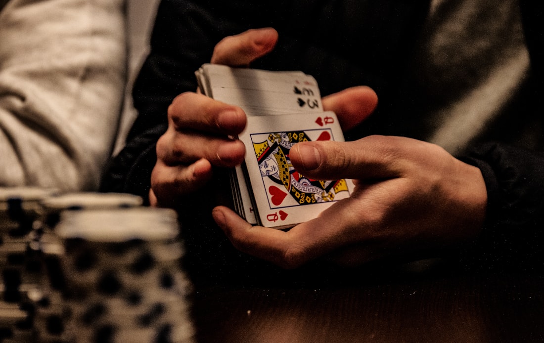 Kartu king poker di atas meja hijau